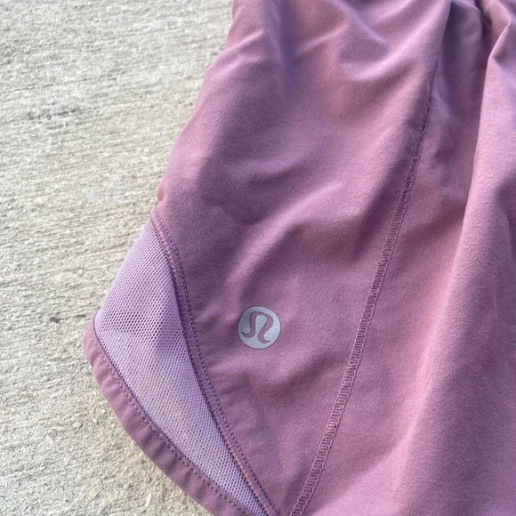 Lululemon Hotty Hot Short II *2.5" in Figue / Rose Blush ~ Size 4 - Picture 6 of 8